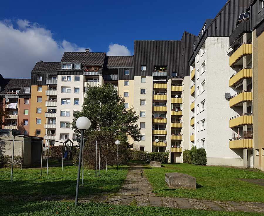 Die Gebäude im Malerviertel umrahmen viele Grünflächen